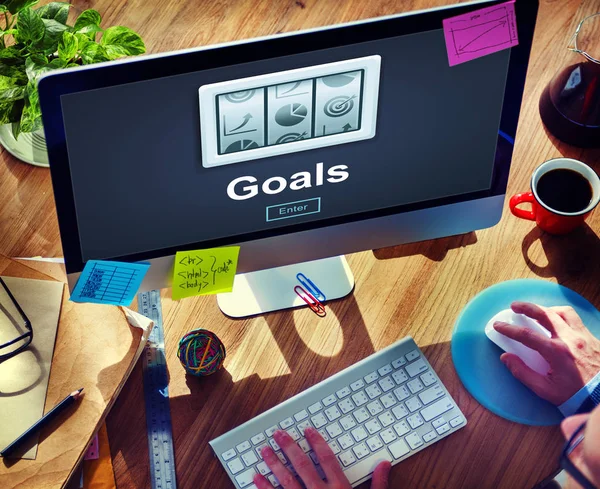 İşyeri masada bilgisayar kullanan adam