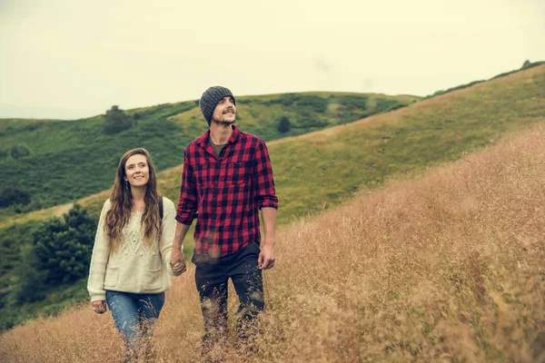 Jovem casal em montanhas — Fotografia de Stock