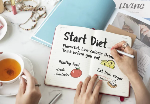 Vrouw schrijven in notebook — Stockfoto