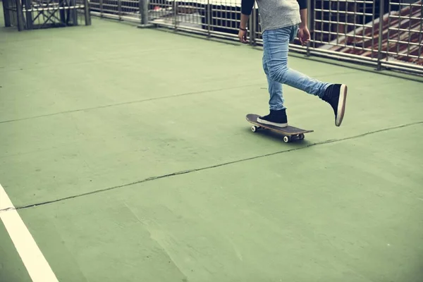 Casual cara equitação skate — Fotografia de Stock