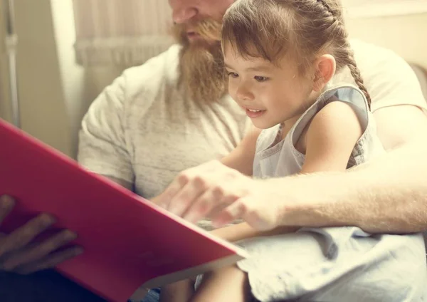 Dad and daughter spending time together — Stock Photo, Image