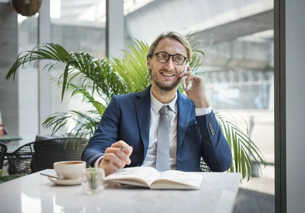 Homme d'affaires parlant au téléphone — Photo