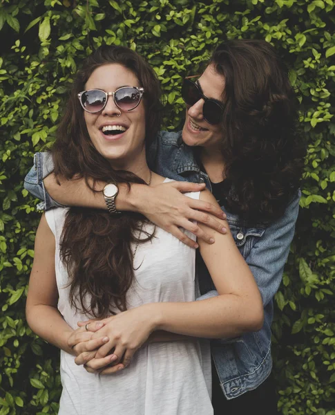 Lezbiyen çift birlikte vakit geçiriyor.