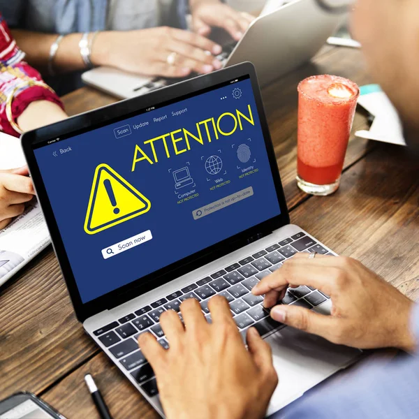 tipik dizüstü klavye üzerinde insanlar