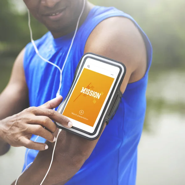 Koşu ve telefon kullanarak sportif adam