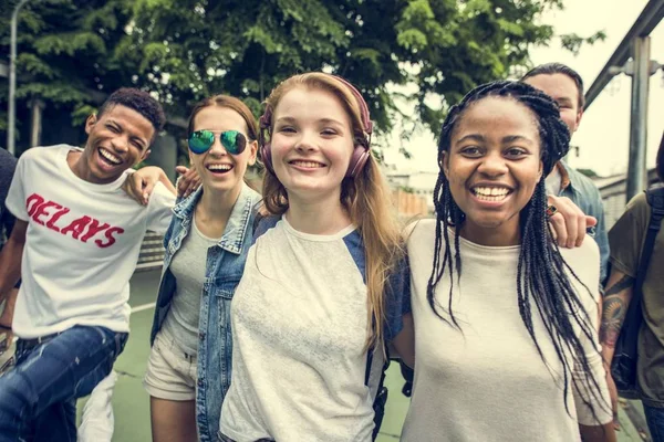 Adolescentes se divertem juntos — Fotografia de Stock