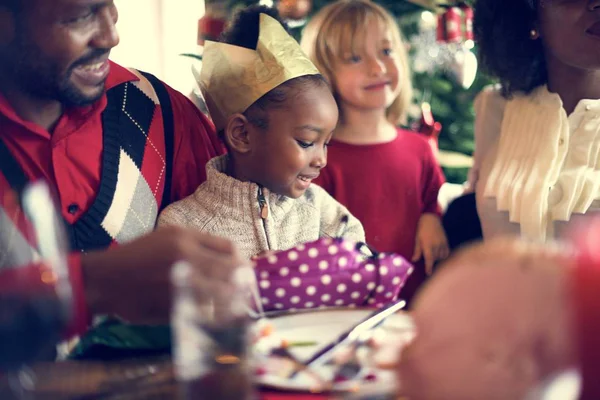 Bella famiglia che celebra il Natale insieme — Foto Stock