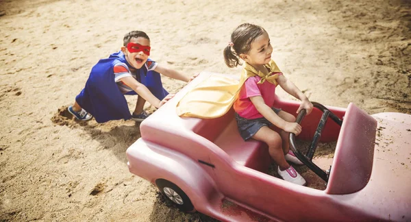 Fratello e sorella al parco — Foto Stock