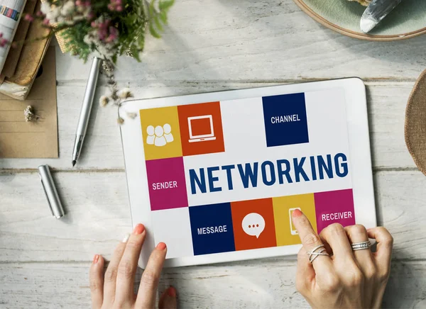 dijital tablet kullanan kadın