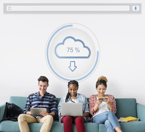 Dijital cihazlar kullanan öğrenciler