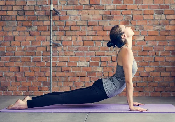 Yoga egzersiz egzersiz yaparak kadın — Stok fotoğraf
