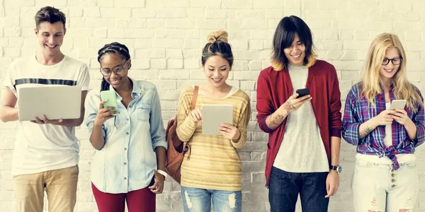 Dijital cihazlar kullanan öğrenciler 