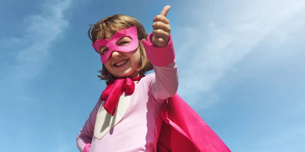 Маленькая девочка Super Hero — стоковое фото