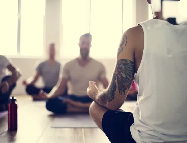 Människor gör joga — Stockfoto