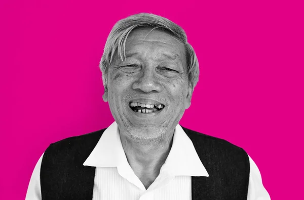 Улыбающийся старший азиат — стоковое фото