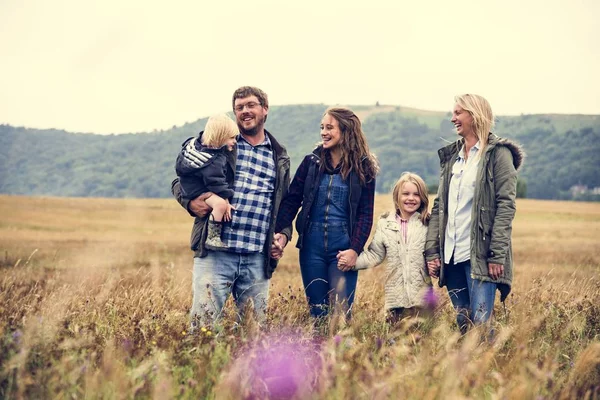 Família passar tempo na natureza — Fotografia de Stock