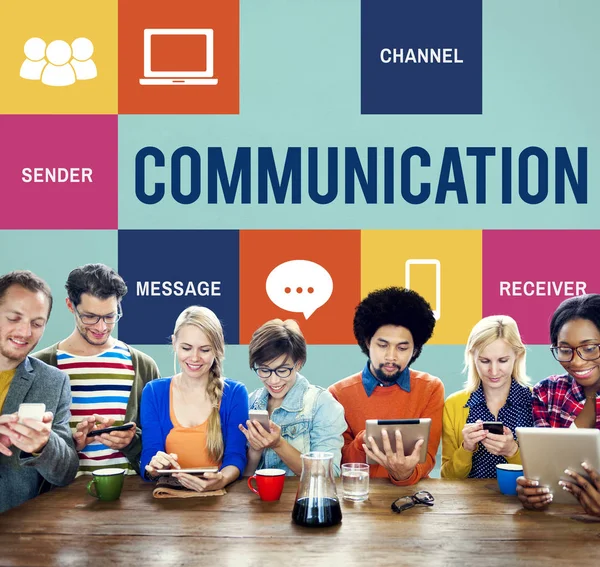 Dijital cihazlar çok ırklı insanlarla.