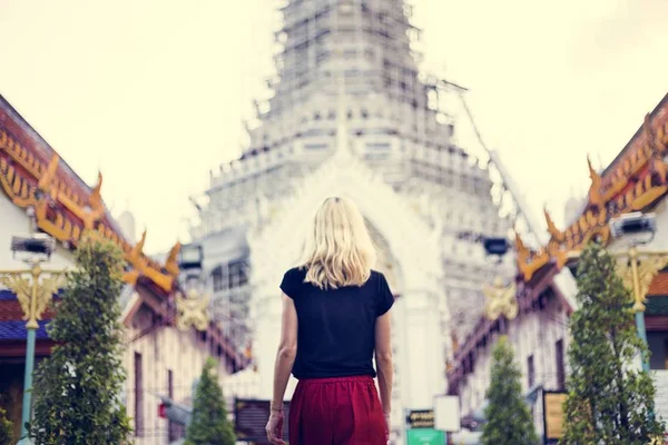 Kvinna resenär besök templet — Stockfoto