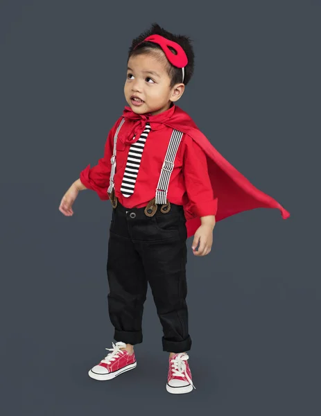 Pequeño asiático chico en superhéroe traje — Foto de Stock