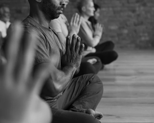 Gente haciendo joga —  Fotos de Stock