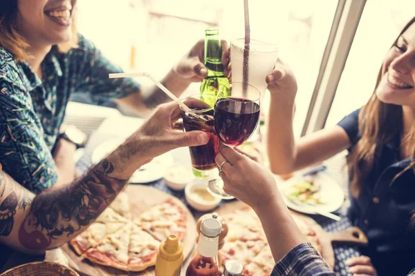 Amigos comendo pizza — Fotografia de Stock