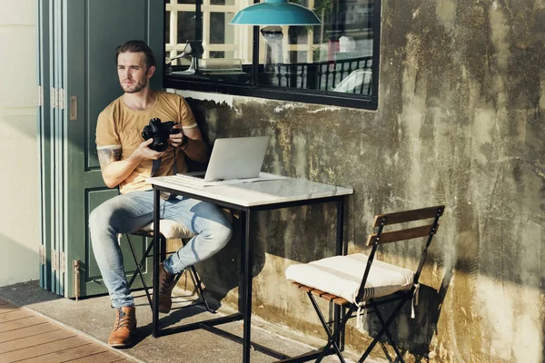 Man with Camera duduk di kafe jalanan — Stok Foto