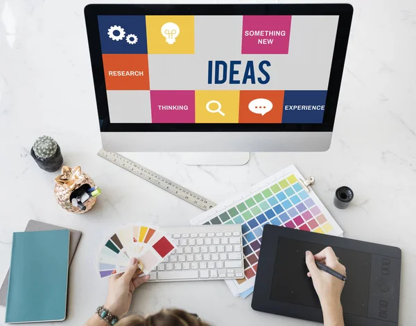 bilgisayarda çalışan tasarımcı