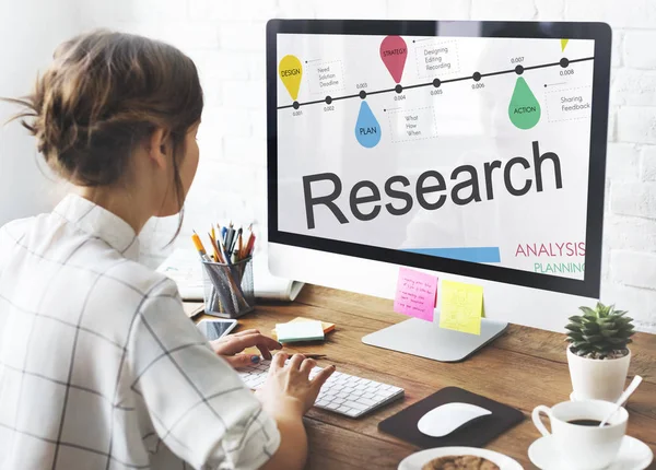 bilgisayar ile çalışan kadın 