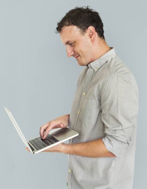 Studio dizüstü bilgisayar kullanan adam