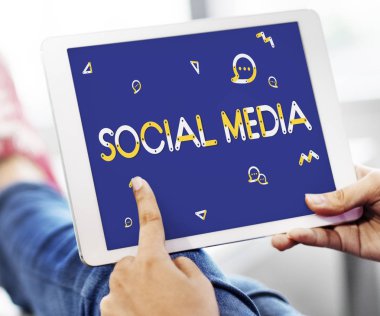 Dijital tablo kullanan kişi