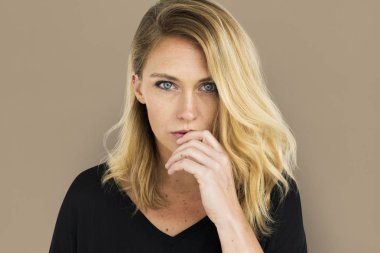 Studio neşeli beyaz kadın