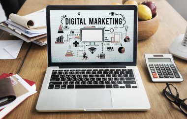 Tablo açılan laptop