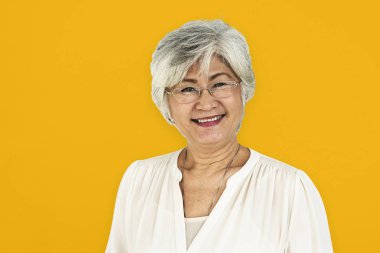 kadın stüdyoda poz 