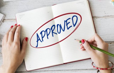 Günlüğe notlar yazan kadın