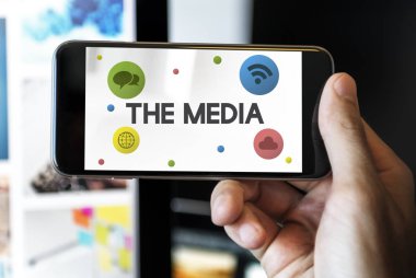 Akıllı telefon kullanan adam