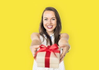 Noel hediyesi kutu tutan kadın,