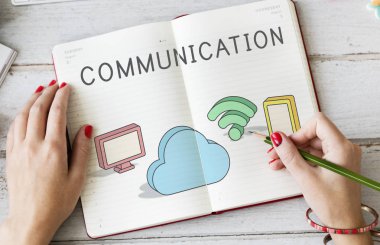 Günlüğe notlar yazan kadın