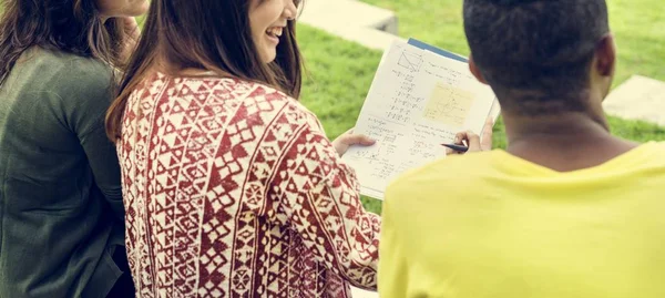 Jeunes qui étudient à l'extérieur — Photo