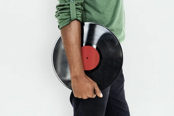 Afrikansk man håller vinylskiva — Stockfoto