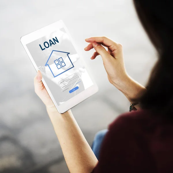 Woman browsing in digital tablet — Stock Photo, Image