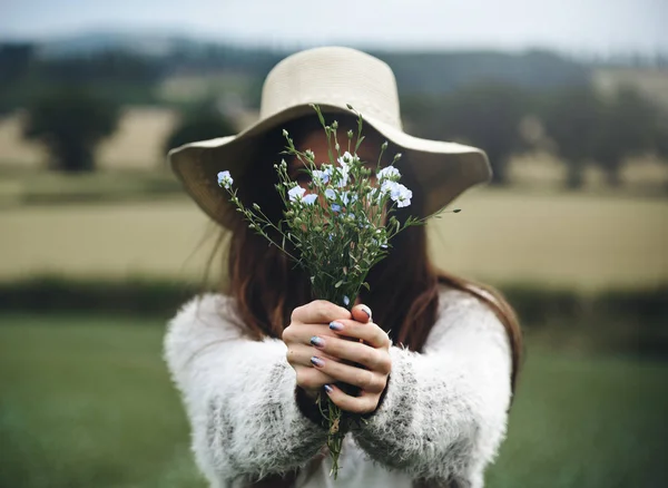 Жінка проведення польових квітів — стокове фото