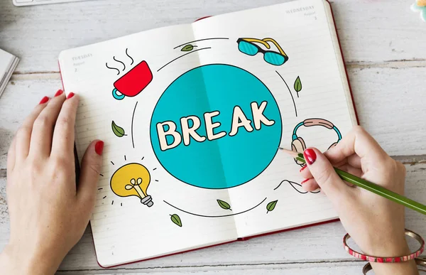 Günlüğe notlar yazan kadın