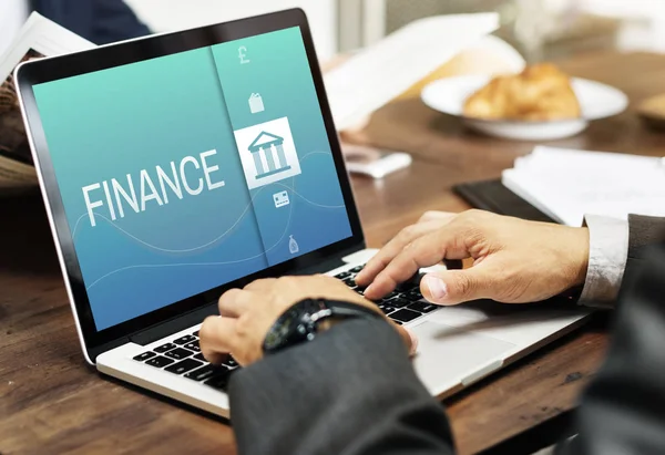 Dizüstü bilgisayarda çalışan iş adamı 