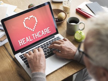 Dizüstü bilgisayar kullanan kıdemli adam. 