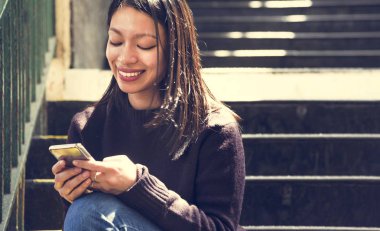 Akıllı telefon kullanan kadın