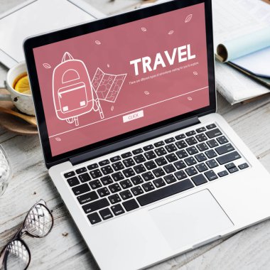 Laptop ahşap masada.