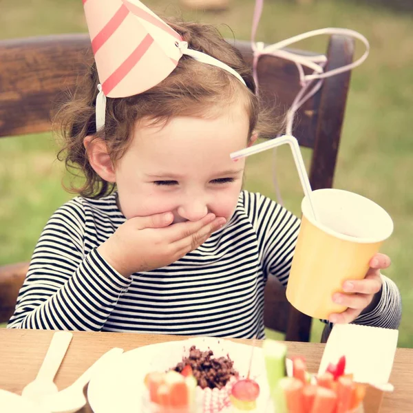 Niño feliz en la fiesta de cumpleaños — Foto de Stock