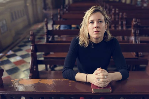 Femme qui espionne dans l'église — Photo