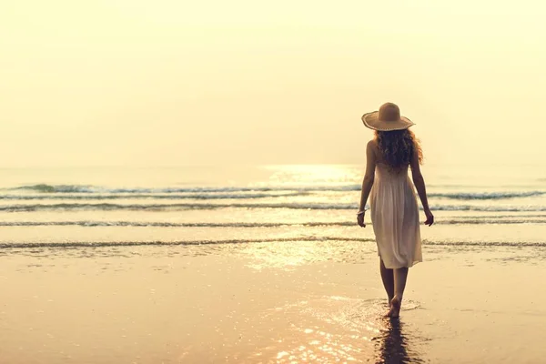 Kumsalda yürüyen kadın — Stok fotoğraf