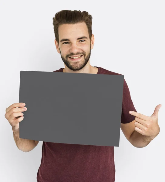Hombre mostrando papel en blanco y sonriendo — Foto de Stock